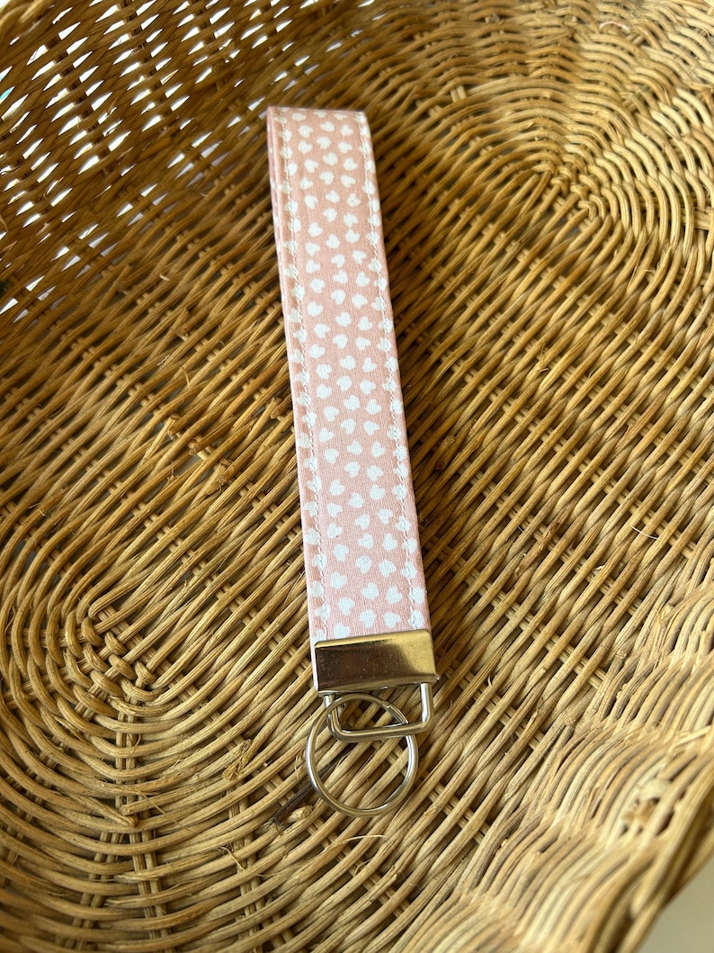 Llavero de pulsera floral, llavero de tela, cordón de muñeca, diseño de cuadros vintage, accesorio para mujer, idea de regalo, organizador de llaves de coche, regalo por menos de 10 imagen 10