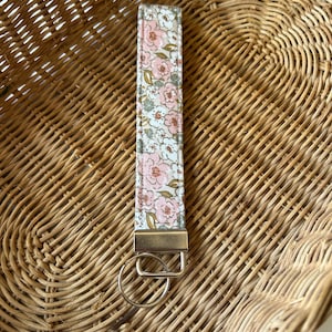 Llavero de pulsera floral, llavero de tela, cordón de muñeca, diseño de cuadros vintage, accesorio para mujer, idea de regalo, organizador de llaves de coche, regalo por menos de 10 imagen 9