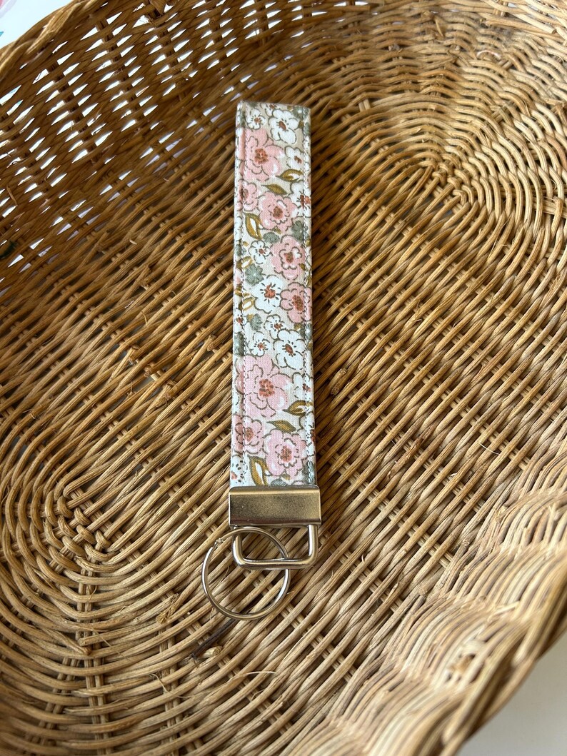 Llavero de pulsera floral, llavero de tela, cordón de muñeca, diseño de cuadros vintage, accesorio para mujer, idea de regalo, organizador de llaves de coche, regalo por menos de 10 imagen 9