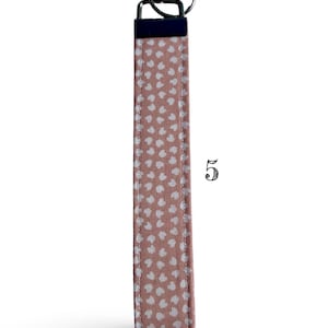 Llavero de pulsera floral, llavero de tela, cordón de muñeca, diseño de cuadros vintage, accesorio para mujer, idea de regalo, organizador de llaves de coche, regalo por menos de 10 imagen 7