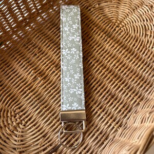 Llavero de pulsera floral, llavero de tela, cordón de muñeca, diseño de cuadros vintage, accesorio para mujer, idea de regalo, organizador de llaves de coche, regalo por menos de 10 imagen 8