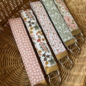 Floral Wristlet Keychain Fabric Fob Wrist Lanyard Vintage Pattern Gingham Design Shabby Chic Women Accessory Gift Idea Car Key Organizer