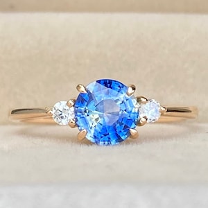 Bicolor Sapphire Ring / Tree stone Ring / Round Engagement Ring /  Parti Sapphire Ring / Blue Yellow Sapphire / Proposal Ring