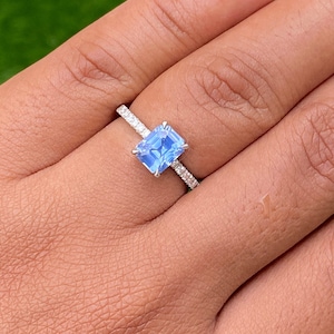 Anillo de zafiro azul claro, anillo de compromiso, anillo de zafiro de Ceilán, anillo de banda pavé, anillo de propuesta, regalo de aniversario para esposa