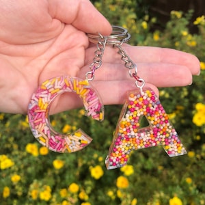 Llavero alfabético, inicial personalizado, llavero de carta de resina, llavero de caramelo, espolvoreados, regalos de cumpleaños, regalo para un amigo