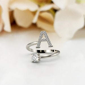 Anillo con letra inicial, delicado anillo con inicial de moissanita, anillo con el alfabeto, anillo de plata, anillo para mujer, regalos para ella, regalo de anillo personalizado.