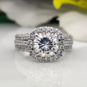 Runder Moissanite Halo Ring / 2.90 CT Farbloser Moissanite Ring / Diamant Halo Verlobungsringe / Weißgold Ringe für Frauen / Bester Halo Ring
