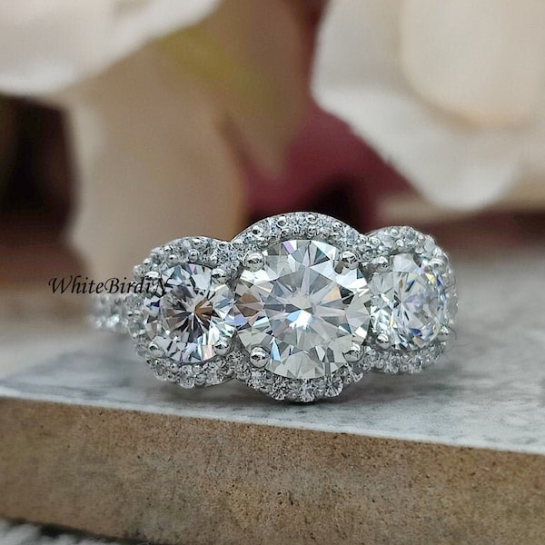 Bague de fiançailles ronde en moissanite 2,3 carats trois pierres, bague halo 3 pierres, cadeau d'anniversaire de bague en or blanc 14 carats, bague 3 pierres diamant cultivé en laboratoire