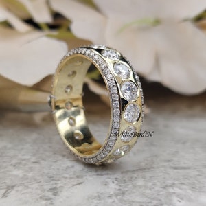 Anillo de moissanita para hombre de 10 mm / Anillo de moissanita redonda incolora / Anillo único con engaste de oro amarillo / Alianza de boda para hombre / Anillo de eternidad completo