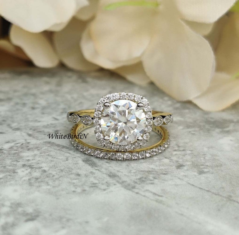 2.5Ct Moissanite Engagement Ring Set Diamond Wedding Band 8.5mm Round Diamond Cushion Halo 14k Yellow Gold Art Deco Bridal Promise Ring Set