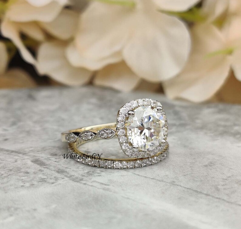 2.5Ct Moissanite Engagement Ring Set Diamond Wedding Band 8.5mm Round Diamond Cushion Halo 14k Yellow Gold Art Deco Bridal Promise Ring Set
