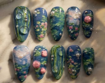 Nakładane paznokcie Monet Water Lily | Ręcznie malowane wzory na stawach, kwiaty 3D, efekt połysku kropli deszczu, styl impresjonistyczny | Ręcznie robiony zestaw artystyczny