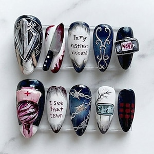 Uñas postizas de terror hechas a mano / Diseño 3D de cuchillo ensangrentado, enfermera, alambre de púas y cita de pueblo espeluznante / Uñas almendradas para un ambiente de Halloween imagen 1