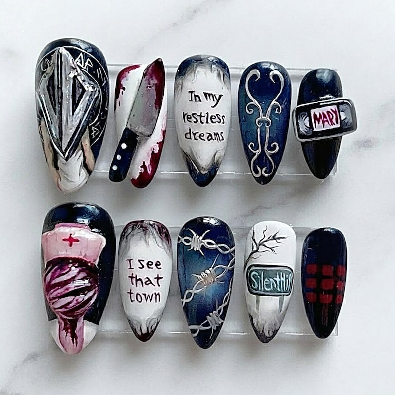 Uñas postizas de terror hechas a mano / Diseño 3D de cuchillo ensangrentado, enfermera, alambre de púas y cita de pueblo espeluznante / Uñas almendradas para un ambiente de Halloween imagen 1