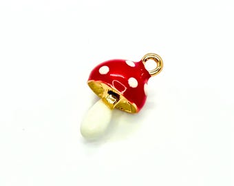 Dije de hongo esmaltado rojo: joyería de latón dorado (15 x 8 x 8 mm)
