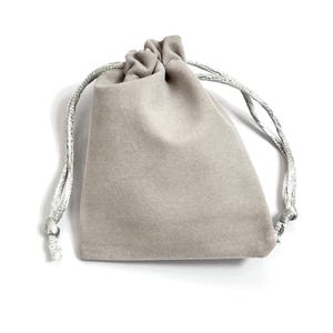 Grey Velvet Drawstring Pouch: Soft Jewelry Gift Bag (9x7cm)