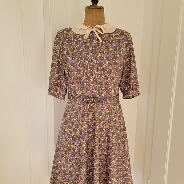 Vintage Kleid Blumenkleid tailliert ausgestellt weißer Kragen #22043