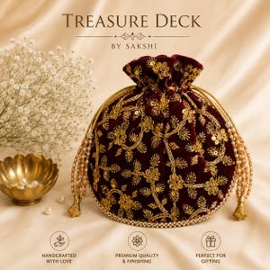 Peut inclure: Une pochette en velours bordeaux avec broderies florales dorées et sequins. La fermeture à cordon est ornée de glands perlés. Les mots "Treasure Deck" et "By Sakshi" sont en haut. Un petit bol doré avec des perles est en arrière-plan.