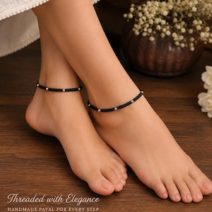 Schwarzes Fußkettchen mit silbernen Anhängern | Minimalistisches indisches Fußkettchen für Damen | Verstellbarer Fußschmuck für jeden Tag