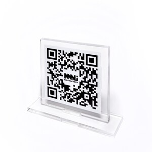 K&ouml;nnte beinhalten: Ein klarer Acryl-Displayst&auml;nder, der eine wei&szlig;e Karte mit einem schwarzen QR-Code und dem Text "MALI FACTORY" h&auml;lt. Der St&auml;nder ist so konzipiert, dass er die Karte aufrecht h&auml;lt, geeignet f&uuml;r die Anzeige von Informationen oder einem digitalen Link.
