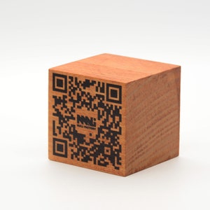 QR Code QUBE Beech Oak 4 x 4 cm - Scannable Menus - Restaurants - Bars - B&B - Hotels - PUB Placeholder - Fully Customizable