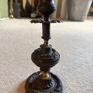 Französischer Kerzenleuchter aus vergoldeter Bronze (Ormolu) aus dem 19. Jahrhundert