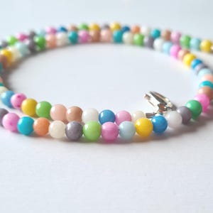 Könnte beinhalten: Eine weiße Keramik-Tasse mit schwarzem Henkel und dem Text "But First, Coffee" in fetter, schwarzer Schrift. Die Tasse steht vor einem neutralen Hintergrund, der ihr schlichtes Design hervorhebt.