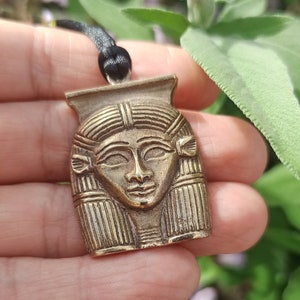 Diosa Hathor, Antiguo Egipto, Joyería antigua, joyería egipcia, joyería vintage, joyería histórica, colgante egipcio, joyería de museo