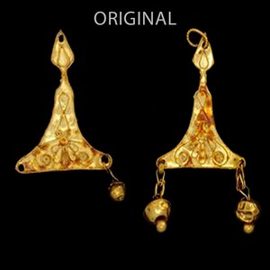 Puede incluir: Un par de pendientes de oro con un colgante triangular y un abalorio de bola colgante. El colgante tiene un dise&ntilde;o intrincado con un motivo floral.