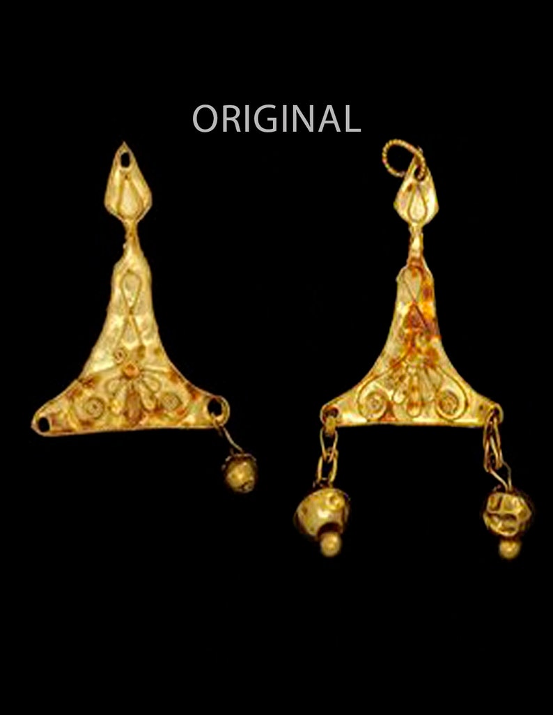 Puede incluir: Un par de pendientes de oro con un colgante triangular y un abalorio de bola colgante. El colgante tiene un dise&ntilde;o intrincado con un motivo floral.