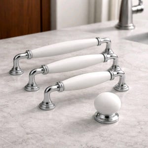 Białe porcelanowe uchwyty do szafek, chromowana podstawa, akcesoria kuchenne w stylu shabby chic, gałki do szuflad w stylu rustykalnym