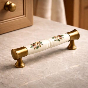 Kastknop met bloemenporselein, goudkleurige handgreep, dressoirknop