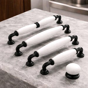 Vintage weiße Porzellanschrankknäufe, schwarzer rustikaler Garderobengriff