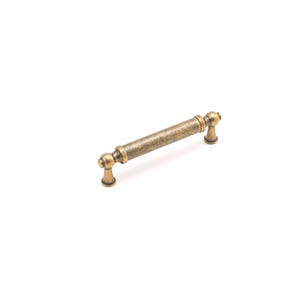 Op de afbeelding: Antieke messing kastgreep met een cilindrisch middenstuk en decoratieve eindstukken. De hardware is ongeveer 15 cm lang, met een getextureerde afwerking en een klassiek ontwerp, geschikt voor laden of kasten.