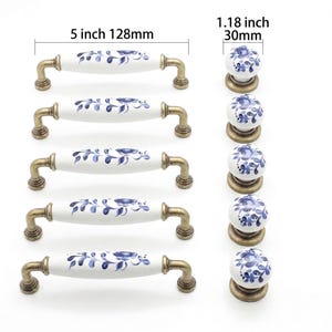 Conjunto de puxadores de gaveta em cerâmica com estampa floral azul - Puxadores de armário brancos vintage - Ferragens de cozinha em latão antigo - Puxadores de 12,7 cm (5 polegadas) e botões de 3 cm (1,18 polegadas)