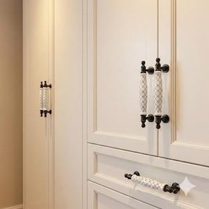 Svartvitt porslinshandtag, skåphandtag i zinklegering, elegant inredning (96 mm)