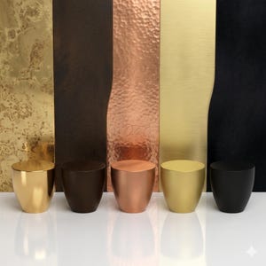 Può includere: Cinque contenitori metallici cilindrici in oro, marrone scuro, rame, oro giallo e nero. I contenitori hanno una parte superiore arrotondata e un corpo leggermente affusolato. Lo sfondo presenta pannelli verticali di varie trame e colori metallici.