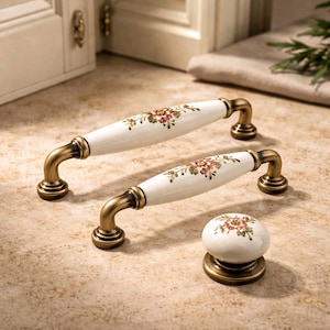 Tirador de porcelana beige con diseño floral y detalles de aleación de zinc.