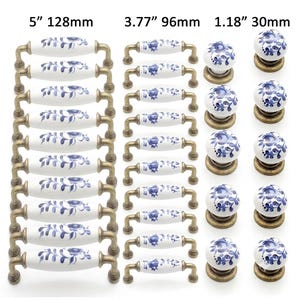 Peut inclure: Un ensemble de poignées de placard en céramique blanche avec des motifs floraux bleus et des bases en métal couleur laiton antique. Le lot comprend dix longues poignées de 128mm, dix poignées de 96mm et dix boutons ronds de 30mm.