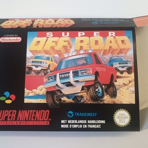 Puede incluir: Caja de cartucho de juego Super Nintendo Entertainment System con un diseño rojo, blanco y negro con el título "Super Off Road" en letras grandes y en negrita. La caja muestra una camioneta Toyota roja conduciendo fuera de la carretera con otros dos camiones en el fondo. La caja está licenciada por Nintendo.