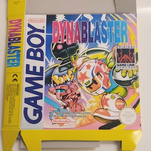 Könnte beinhalten: Eine gelbe, blaue und rosa Game Boy-Spielkassettenbox für Dynablaster. Die Box zeigt ein Cartoon-Bild eines Robotercharakters mit einer Bombe und einem Stern auf seinem Helm. Der Text "Original Game Link Game Pak" ist auf der Box zu sehen.