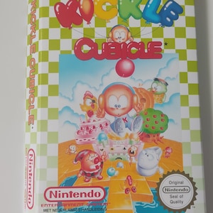 Könnte beinhalten: Eine Nintendo Entertainment System-Spielbox für Kickle Cubicle. Die Box zeigt eine farbenfrohe Cartoon-Illustration eines Charakters mit einem roten Ballon und anderen Charakteren. Die Box ist weiß mit einem grün-weißen Karomuster an der Seite.