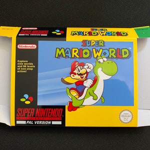 Puede incluir: Una caja de cartucho de juego Super Nintendo amarilla con una imagen azul y blanca de Mario montando a Yoshi. El texto en la caja dice "Super Mario World" y "PAL Version".