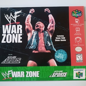 Pode incluir: Uma caixa de jogo Nintendo 64 verde, vermelha e preta para WWF War Zone com Stone Cold Steve Austin. A caixa tem classificação para adolescentes e é vendida pela Acclaim Sports.