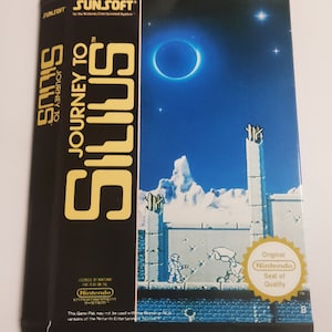 Könnte beinhalten: Eine schwarze und goldene Nintendo Entertainment System-Spielkassette mit einem blauen und weißen Bild eines Planeten und einer Burg. Das Spiel heißt "Journey to Silius" und ist von Nintendo lizenziert. Die Schachtel hat einen "Seal of Quality"-Aufkleber von Nintendo.