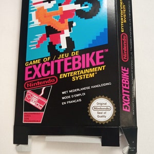 Pode incluir: Uma caixa de cartucho de jogo Nintendo Entertainment System preta para o jogo Excitebike. A caixa apresenta uma imagem pixelada de uma pessoa conduzindo uma motocicleta. A caixa tem um esquema de cores rosa e preto com o texto "GAME OF / JEU DE EXCITEBIKE™ Nintendo ENTERTAINMENT SYSTEM™" impresso na frente. A caixa também tem um adesivo de selo de qualidade da Nintendo.