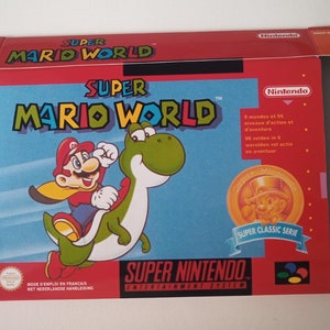Puede incluir: Una caja de juego de Super Nintendo roja, blanca y azul para Super Mario World. La caja presenta una imagen de dibujos animados de Mario montando a Yoshi, un dinosaurio verde, sobre un fondo de cielo azul. El texto "Super Mario World" está impreso en letras grandes y negritas en la parte delantera de la caja.