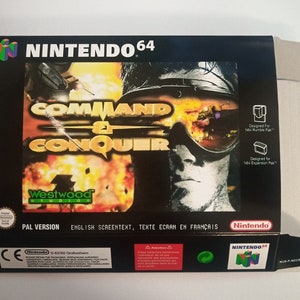 Może przedstawiać: Czarne pudełko gry Nintendo 64 z fotografią mężczyzny w okularach przeciwsłonecznych i hełmie wojskowym. Tytuł gry to "Command & Conquer" z logo Westwood Studios. Tekst "PAL Version" i "English Screentext, Texte Ecran en Francais" jest nadrukowany na dole pudełka.