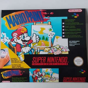 Puede incluir: Una caja de juego Super Nintendo Entertainment System para Mario Paint. La caja presenta una ilustración colorida de Mario pintando en un lienzo con un pincel. El texto "Mario Paint" está en una fuente grande y en negrita en la parte frontal de la caja. La caja también incluye una descripción de las características del juego, incluida la capacidad de crear animaciones, sellos y música.