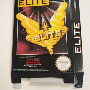 Pode incluir: Caixa de jogo Elite para Nintendo Entertainment System. A caixa preta apresenta gráficos dourados e vermelhos, com a palavra «ELITE» em negrito. O selo de qualidade Nintendo é visível.